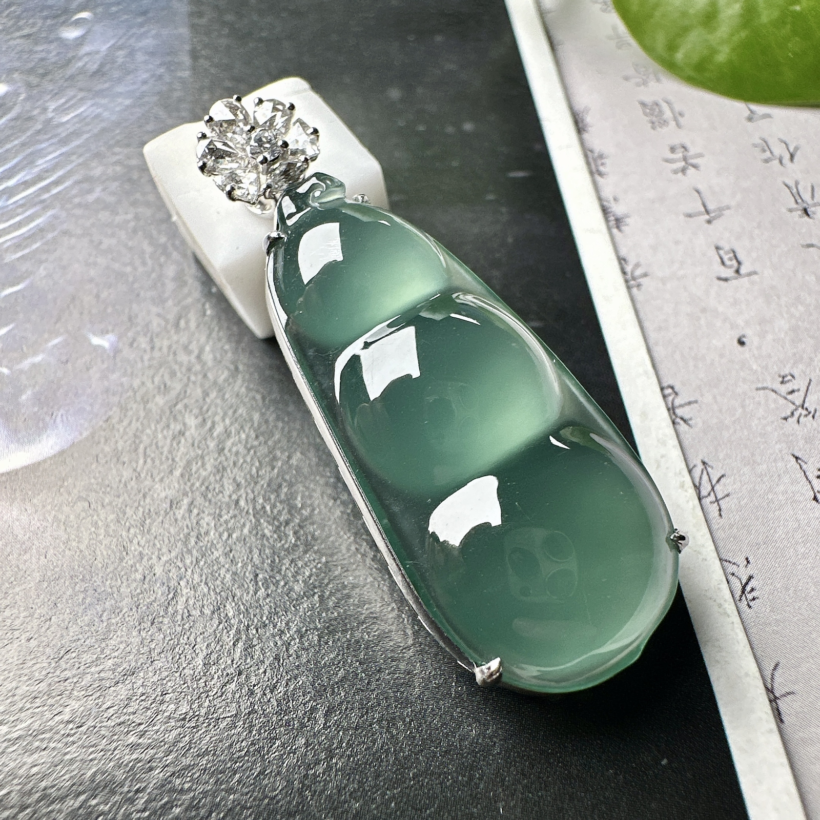 【冰种晴蓝福豆吊坠】种地上乘，冰感十足，通透起光，饱满圆润，收藏品质，18k金钻镶嵌，裸石尺寸29.