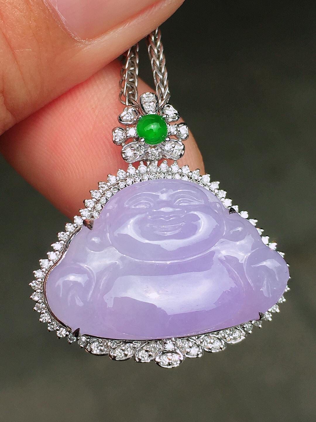 紫罗兰佛公吊坠，色泽均匀艳丽，玉质细腻，荧光感超
强，饱满圆润，尽显优雅气质，18k
金豪华镶嵌