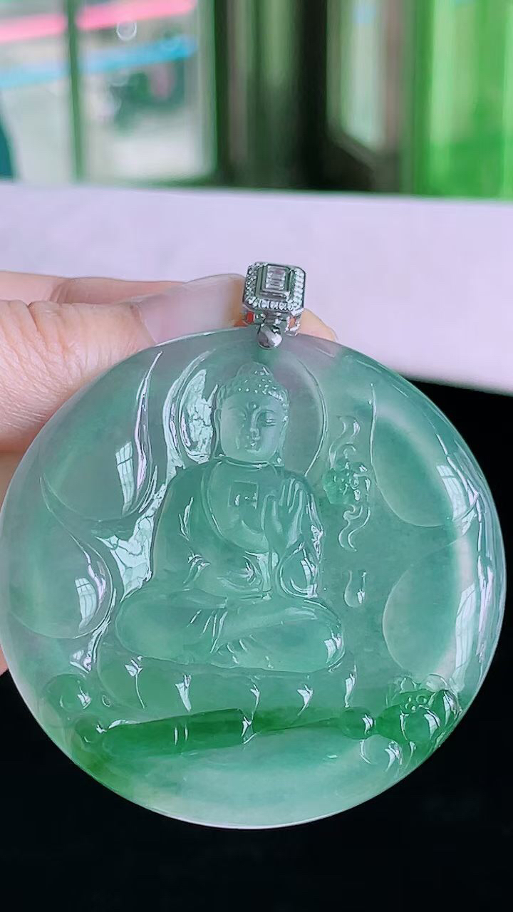 【翡翠名称】18K金扣高冰飘花大日如来挂件
【翡翠尺寸】裸石54.7/5.6mm
【翡翠描述】宝贝种老水足，玉质细腻，色泽靓丽，性价比高，佩戴效果好！
【其它赠送】权威证书/精美挂绳盒子/支持全国复检