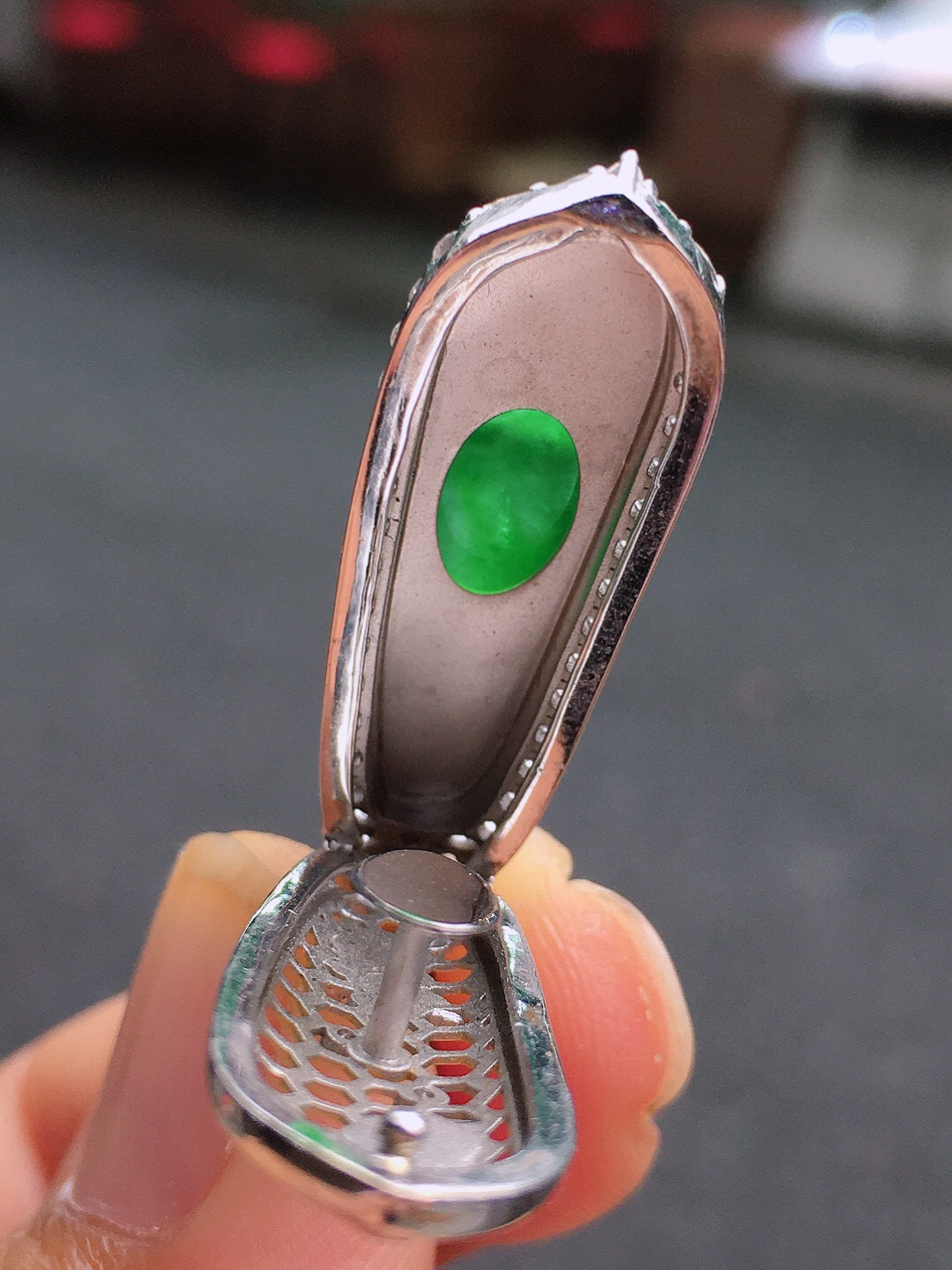 阳绿福豆吊坠，色泽均匀艳丽，玉质细腻，荧光感超
强，饱满圆润，尽显优雅气质，18k
金豪华镶嵌