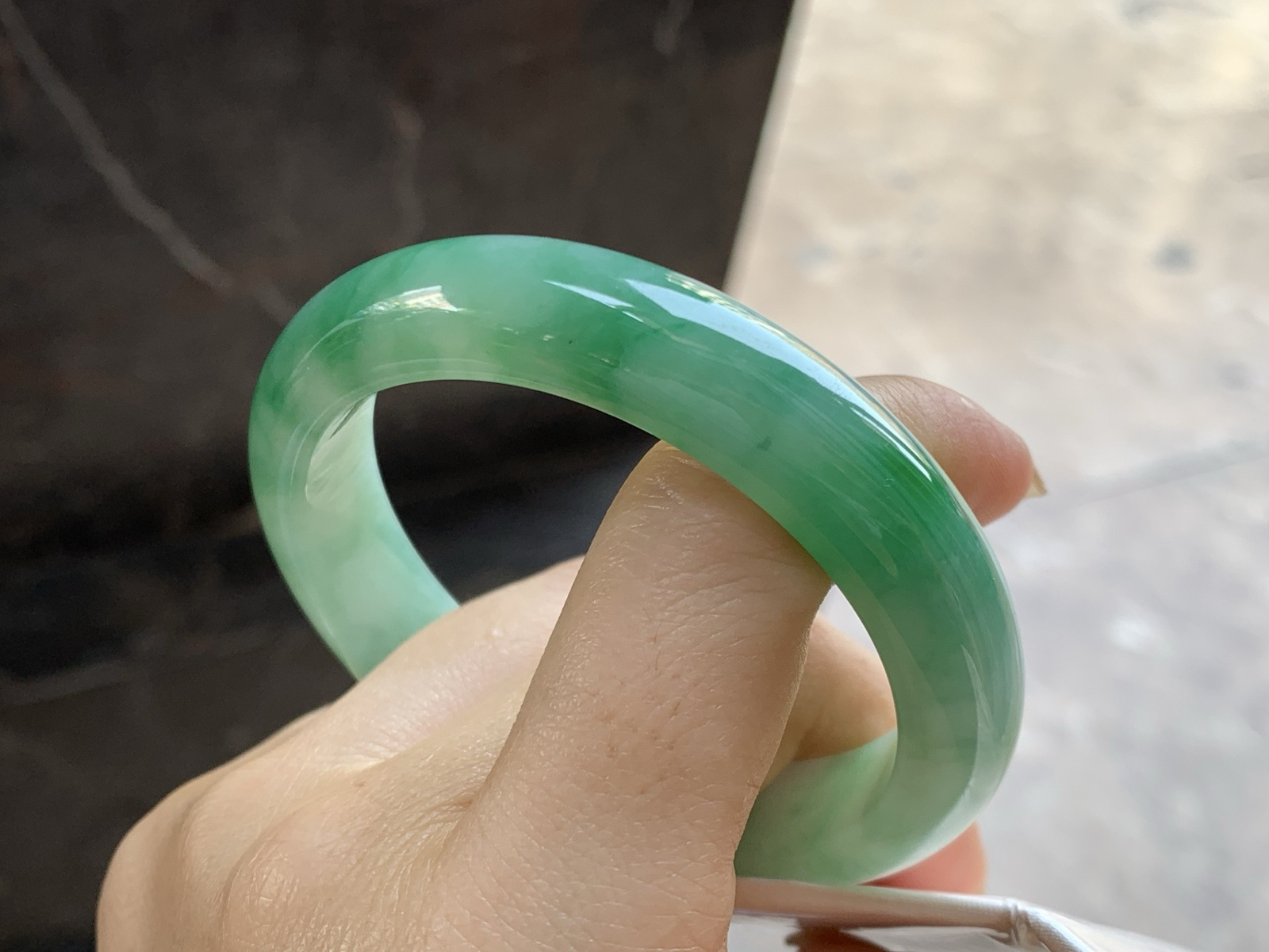 55-12.4-8.3

细糯带色手镯^_^底子细腻 绿色浓郁