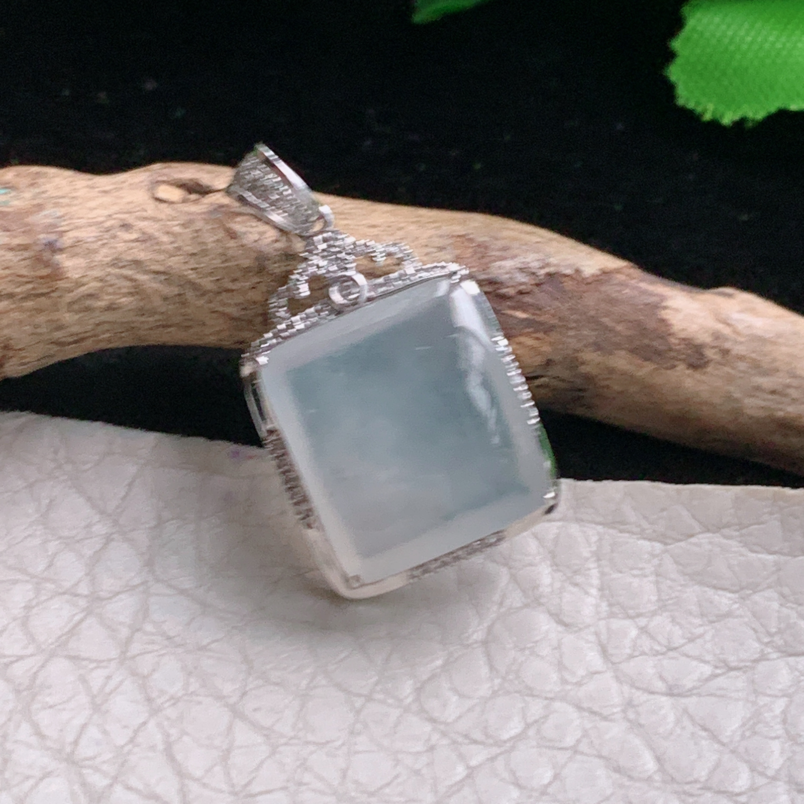 axm实拍26.3*14.8*6.8缅甸翡翠冰种无事牌小吊坠18k镶金平安锁骨坠