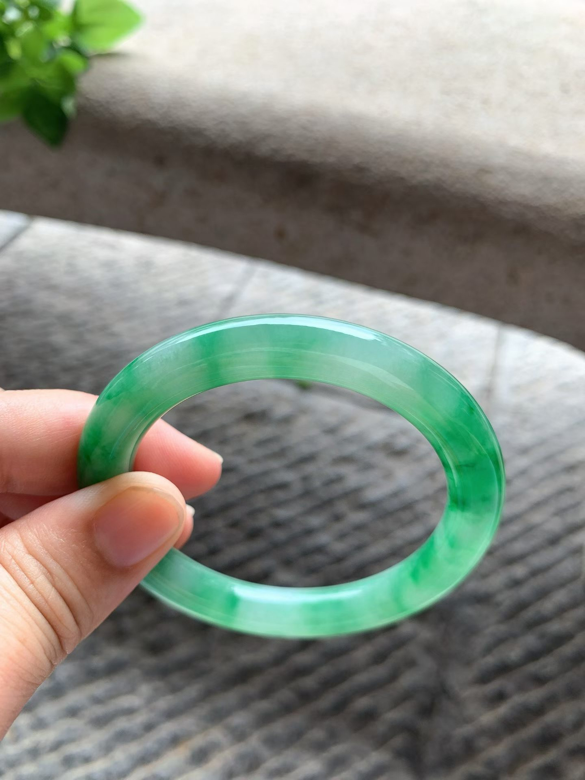 满绿圆条手镯尺寸53.8*9*9 底子细腻干净，通透水润，颜色鲜亮，上手耐看又显贵！