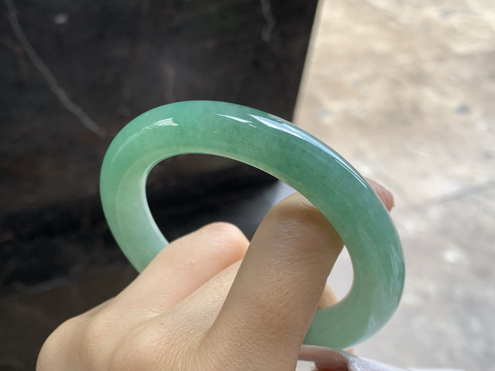 55-11

细糯满色圆条手镯^_^有种有色～上手漂亮耐看