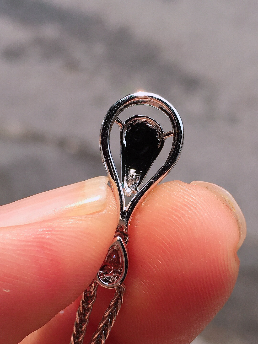 阳绿福瓜吊坠，色泽均匀艳丽，玉质细腻，荧光感超
强，饱满圆润，尽显优雅气质，18k
金豪华镶嵌