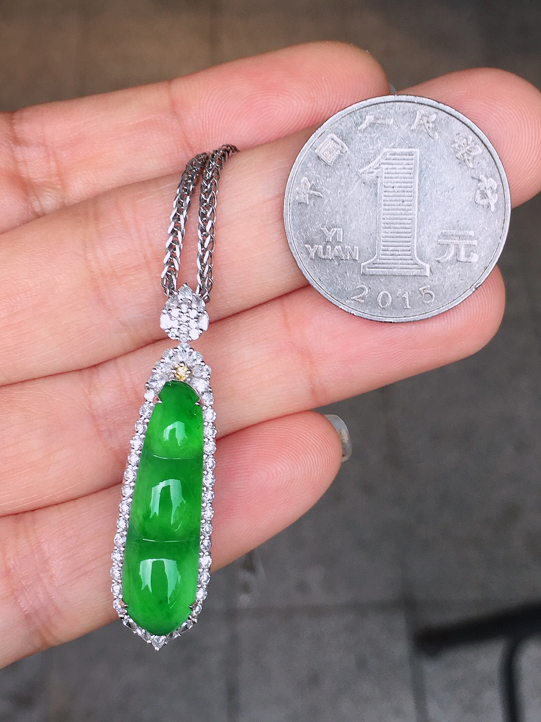 阳绿福豆吊坠，色泽均匀艳丽，玉质细腻，荧光感超
强，饱满圆润，尽显优雅气质，18k
金豪华镶嵌