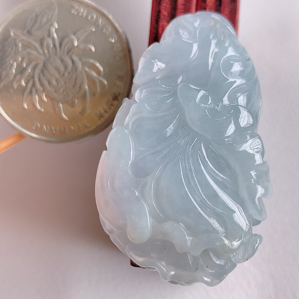 冰润翡翠招百财白菜吊坠，百财聚来，财源滚滚，色泽鲜艳。精工水润的白菜，性价比高！    W003.22尺寸  40.7-23.9-13.4