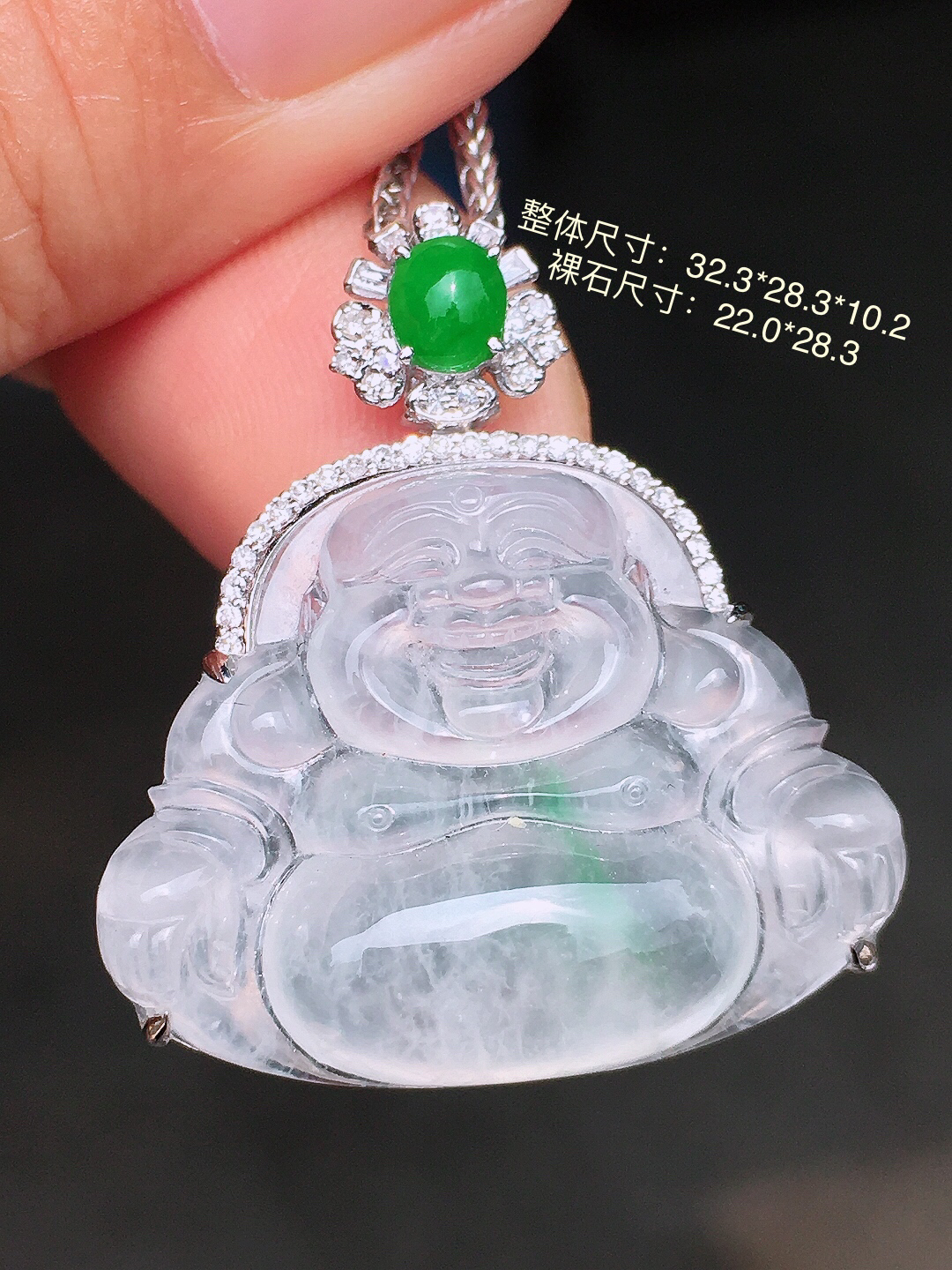 冰飘绿佛公吊坠，色泽艳丽，玉质细腻，荧光感超
强，饱满圆润，尽显优雅气质，18k
金豪华镶嵌