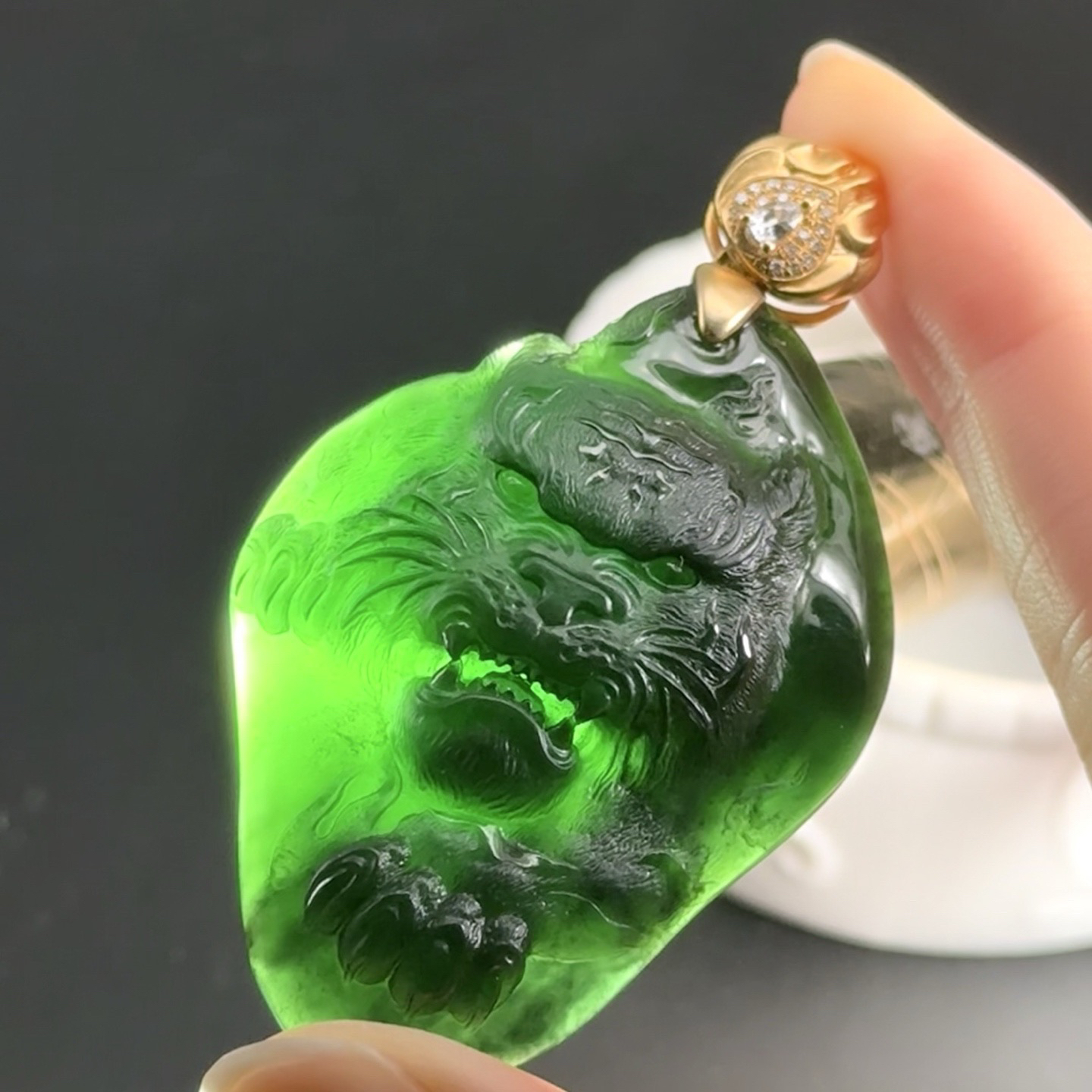 精品18k墨翠虎牌 种好色正 黑度极好 打灯通透 油性十足 尺寸65.5