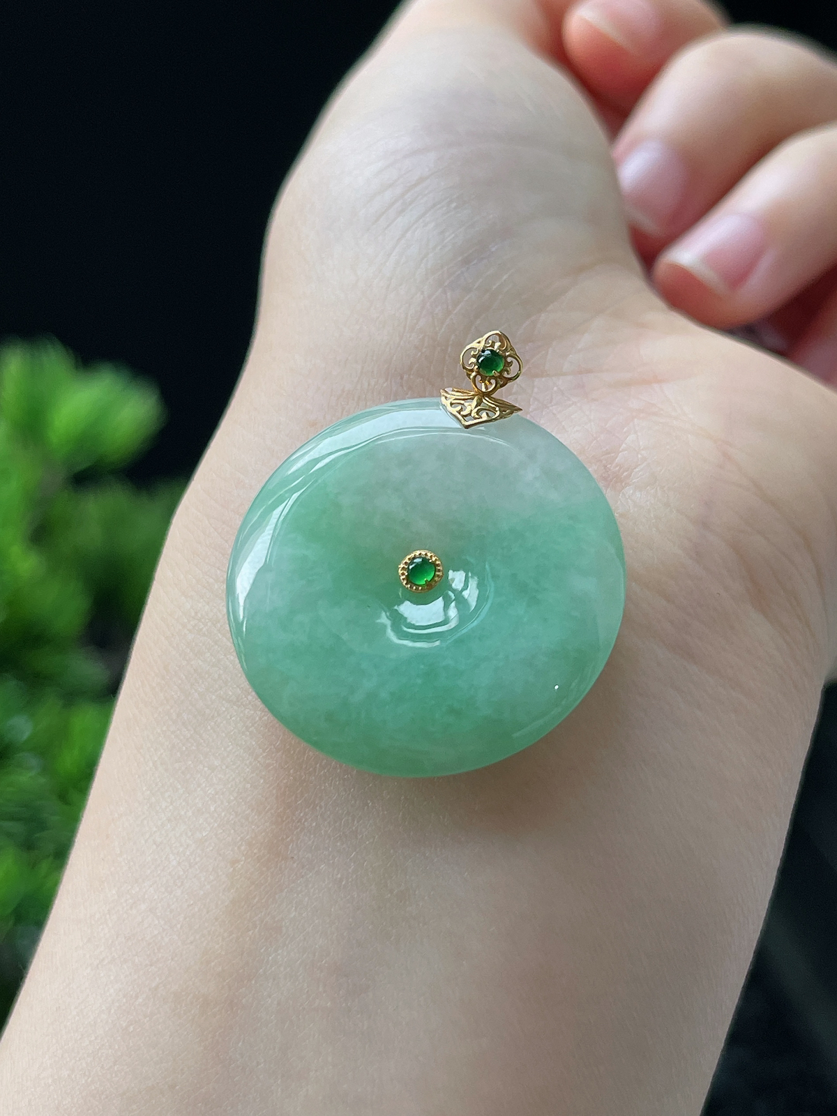 18k金 翡翠糯化种淡绿色甜绿平安扣