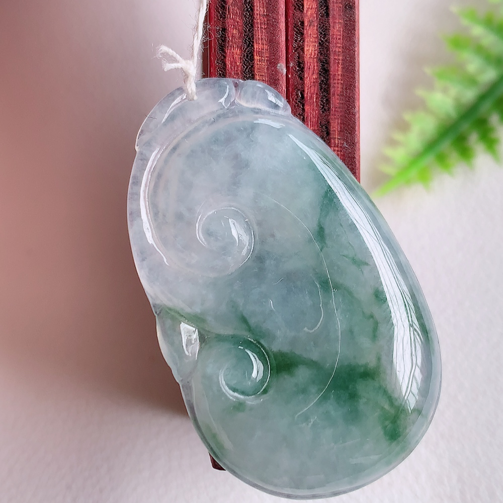 冰润飘花吉祥如意翡翠吊坠  寓意“万事如意，吉祥如意,福寿绵长 心想事成”饱满大气，通透水润  W1415.22尺寸：39.4-23.7-4.6mm