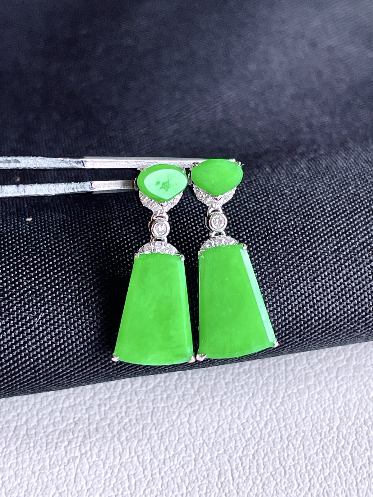 【镶嵌】冰阳绿无事牌耳坠
【说明】缅料 18k金镶嵌 性价比高  
【整体】17-7.2-2.6
【裸石】9.4-6.6-1.7