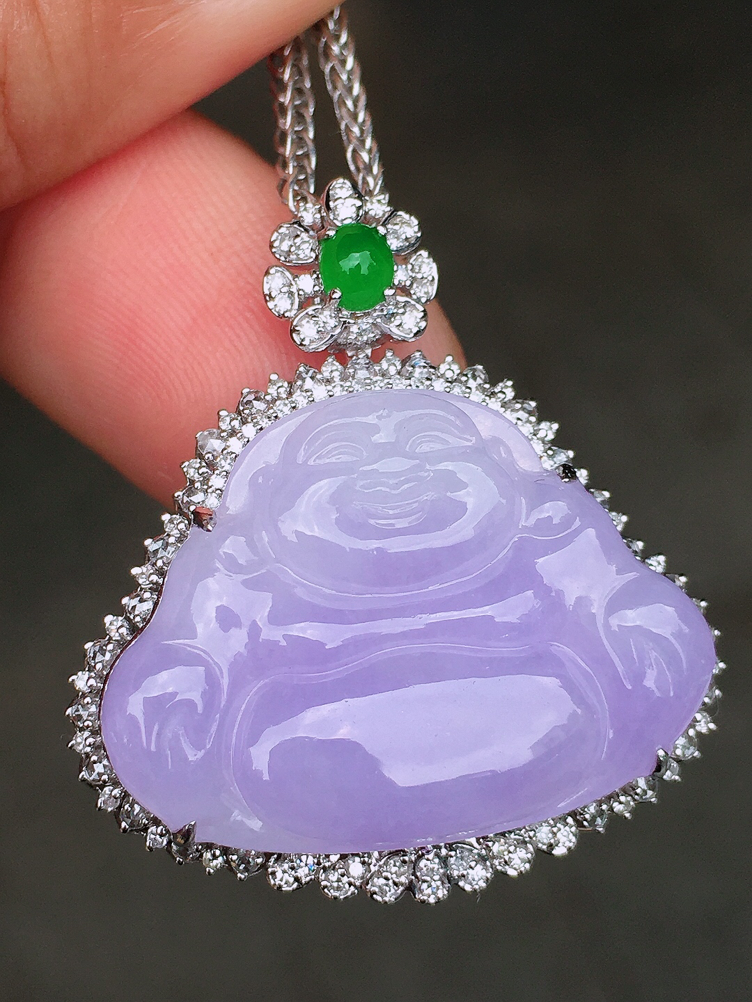 紫罗兰佛公吊坠，色泽均匀艳丽，玉质细腻，荧光感超
强，饱满圆润，尽显优雅气质，18k
金豪华镶嵌