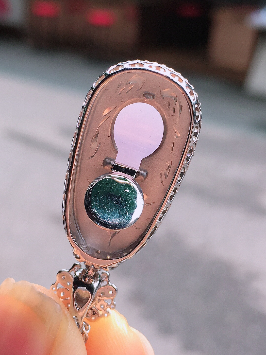 紫罗兰福豆吊坠，色泽均匀艳丽，玉质细腻，荧光感超
强，饱满圆润，尽显优雅气质，18k
金豪华镶嵌