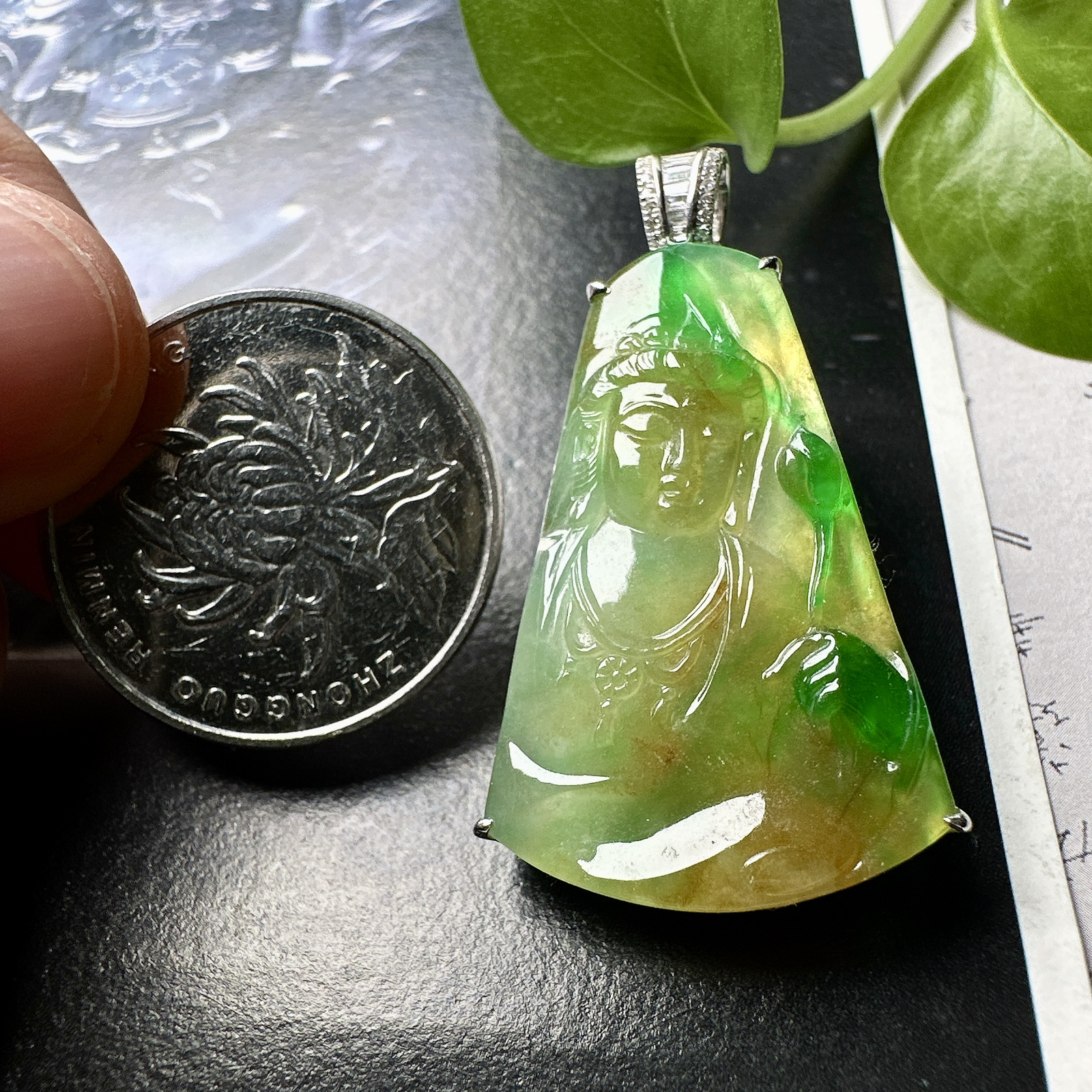 【冰种黄加绿观音吊坠】质地细腻，冰润透亮，光泽出众，冰感十足，18k金钻镶嵌，裸石尺寸27*13.3*3.2毫米