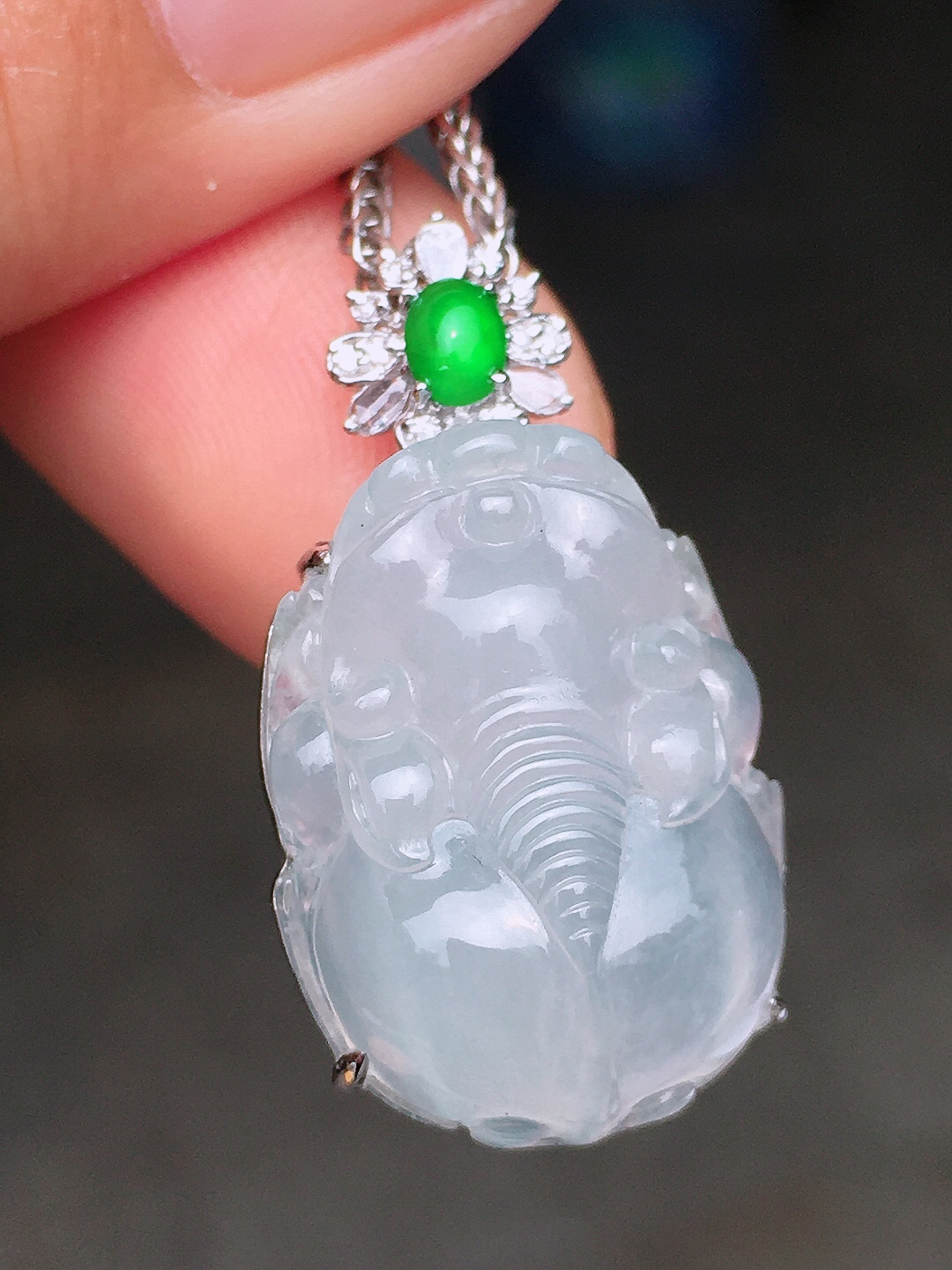 冰种貔貅吊坠，玉质细腻，荧光感超
强，饱满圆润，尽显优雅气质，18k
金豪华镶嵌