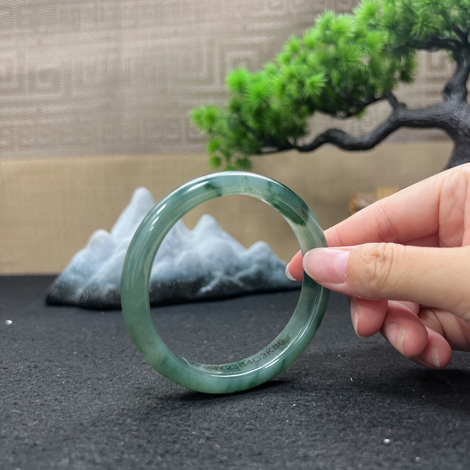 62圈口正圈油青飘花手镯