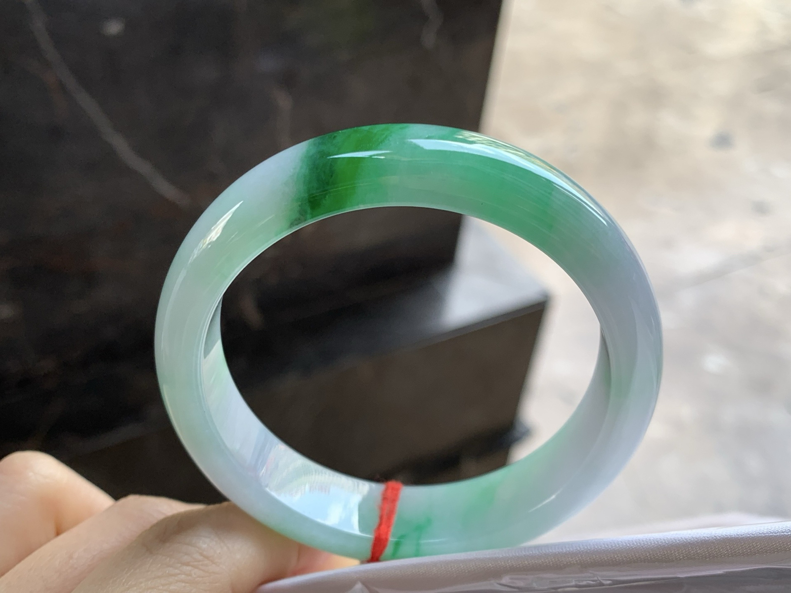 55.5-13.8-8辣绿色手镯^_^底子细腻干净 绿色浓郁