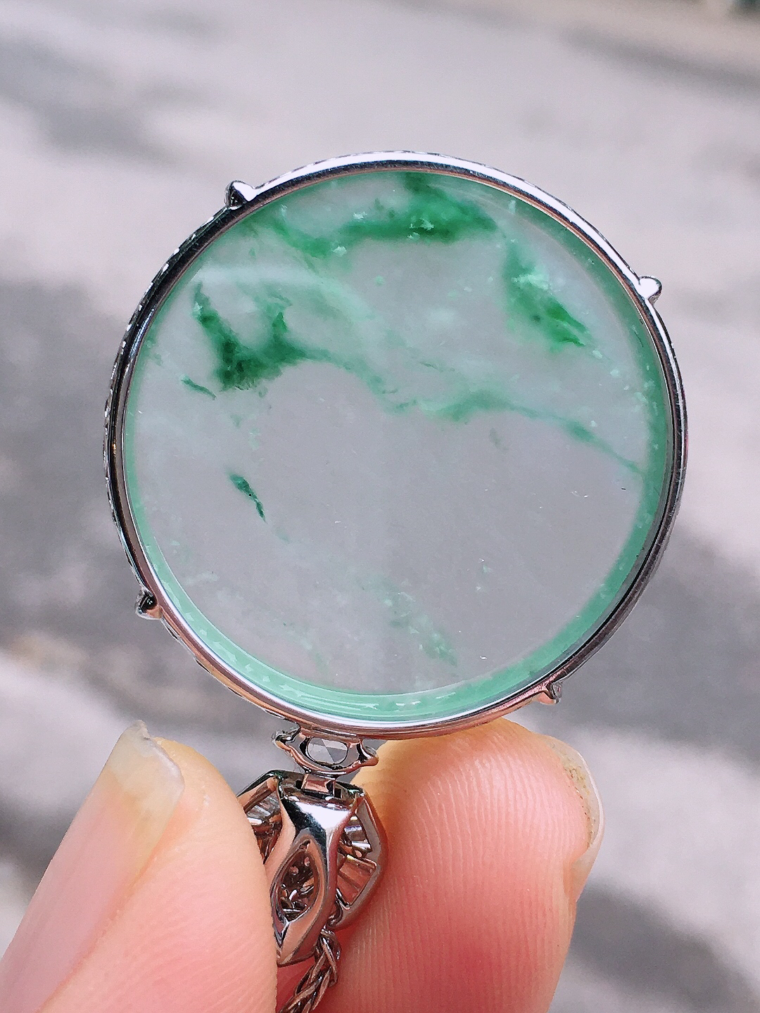 冰飘绿平安扣吊坠，色泽艳丽，玉质细腻，荧光感超
强，饱满圆润，尽显优雅气质，18k
金豪华镶嵌