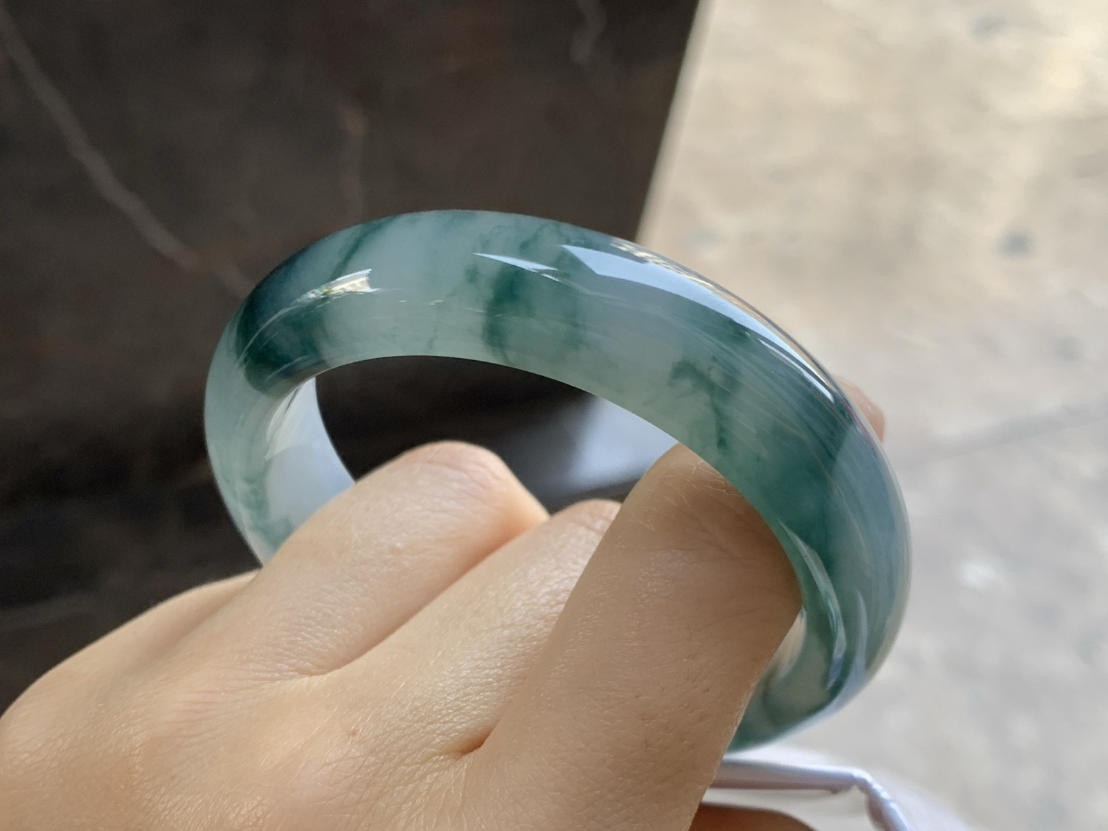 54-13.9-8.4

冰飘花宽版手镯^_^种水好 飘花浓郁 上手漂亮