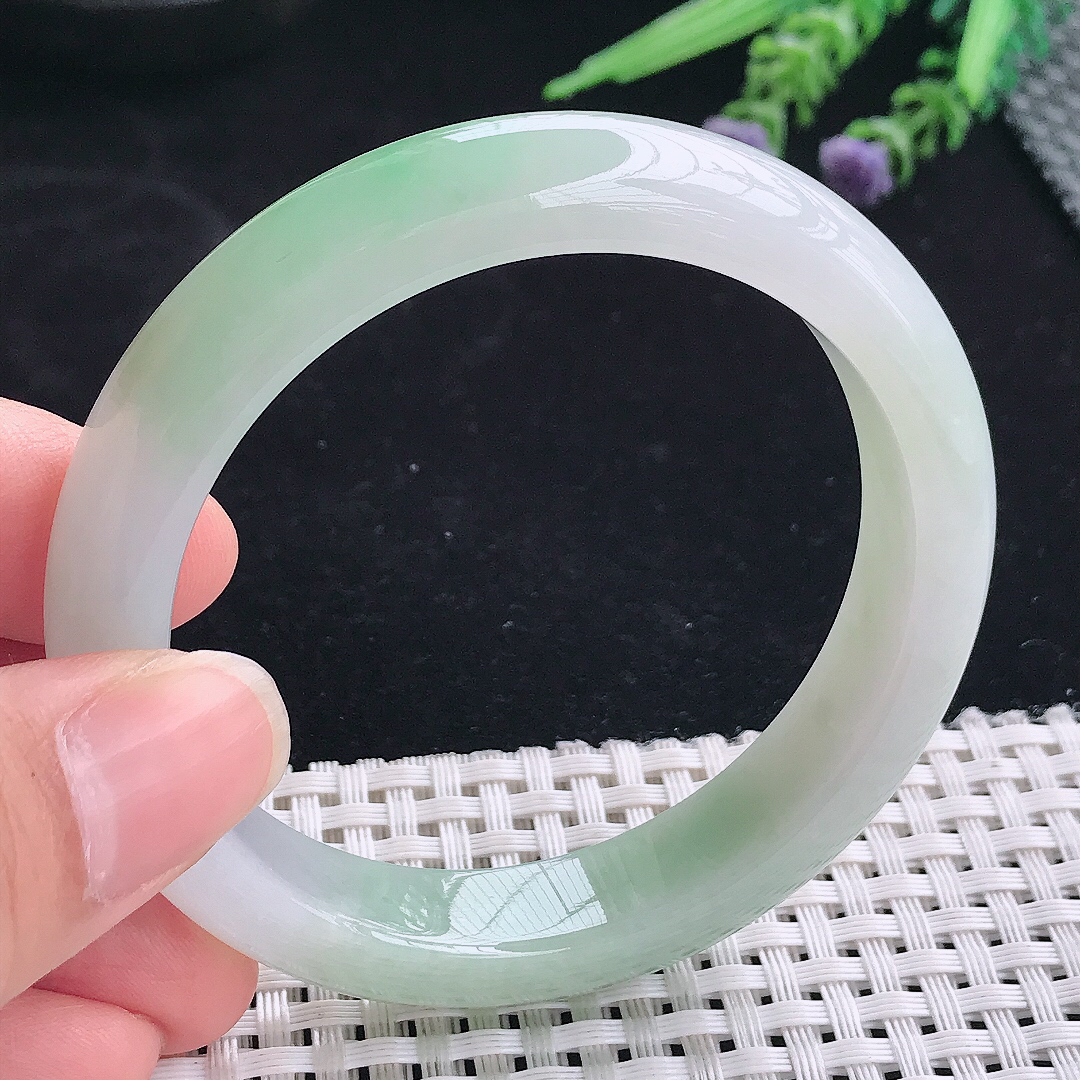 实拍A货翡翠55.8/11.8/8.3老坑冰润起胶飘阳绿手镯宽边玉镯平安镯