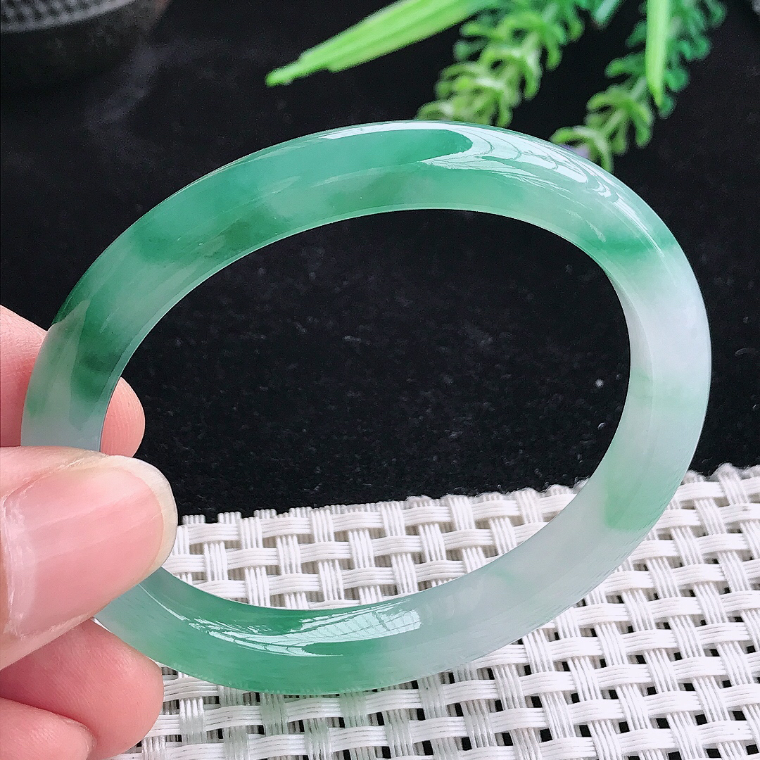实拍A货翡翠53.5/45.6/8.6/7.5老坑冰胶果冻飘蓝花贵妃手镯宽边玉镯平安镯