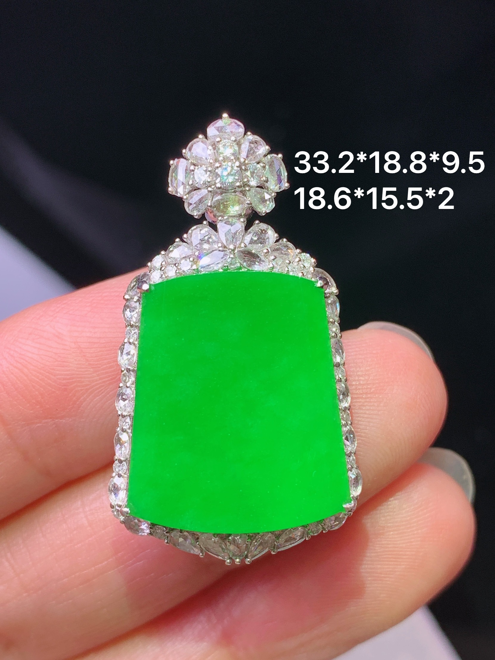 18k金钻镶嵌阳绿无事牌吊坠 玉质细腻 色泽艳丽清新 水润亮眼 整体尺寸33.2*18.8*9.5s2