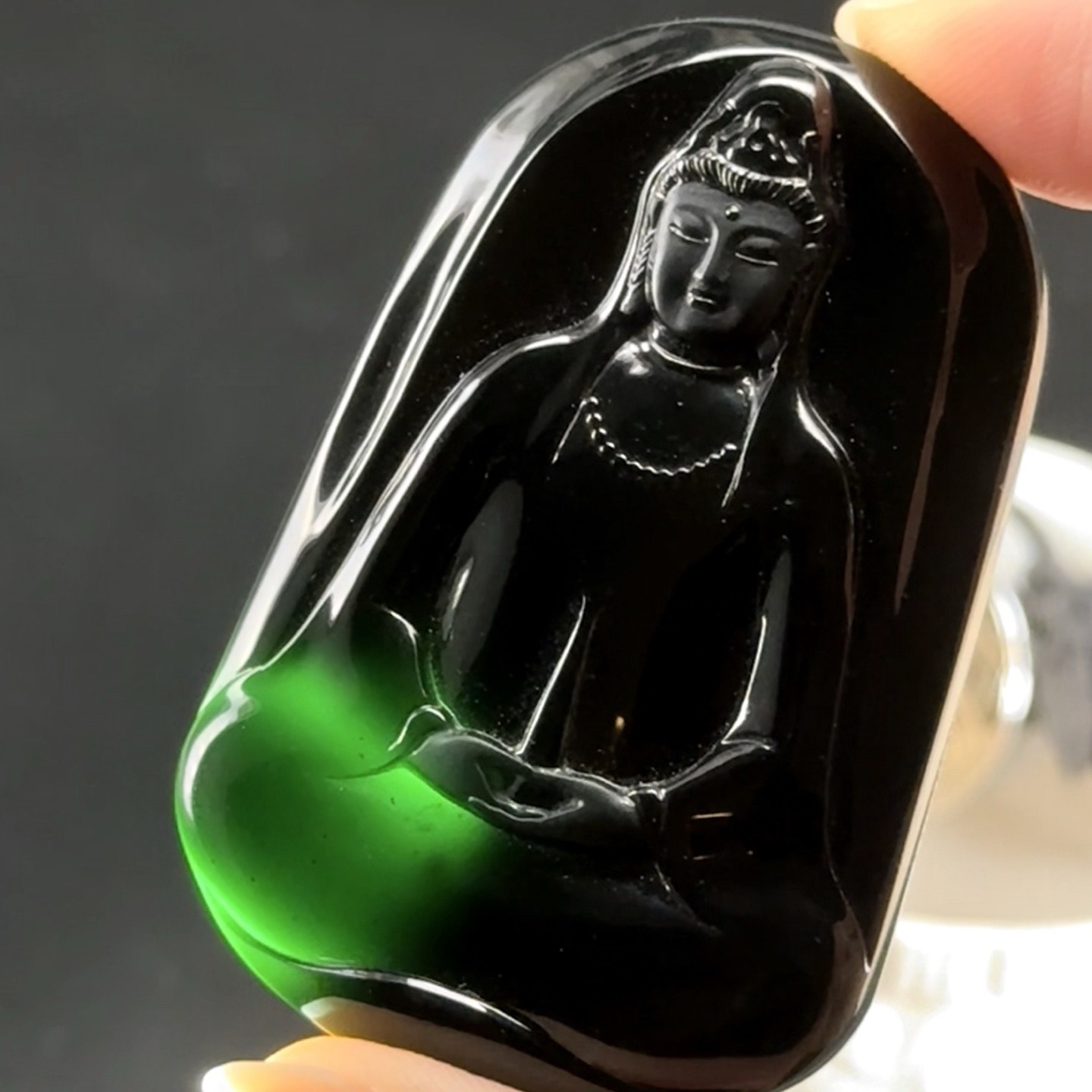 精品墨翠素衣观音 种好色正 黑度极好 打灯通透 油性十足 尺寸51.6