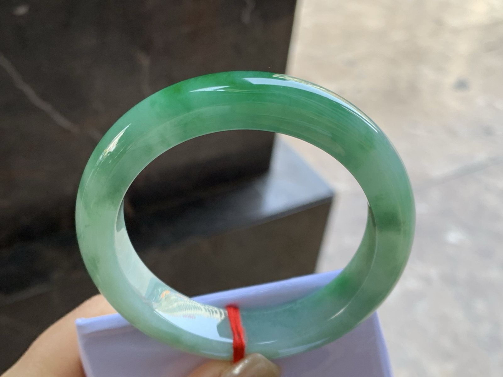 55-12.9-9.5

辣绿色手镯^_^底子细腻 绿色浓郁