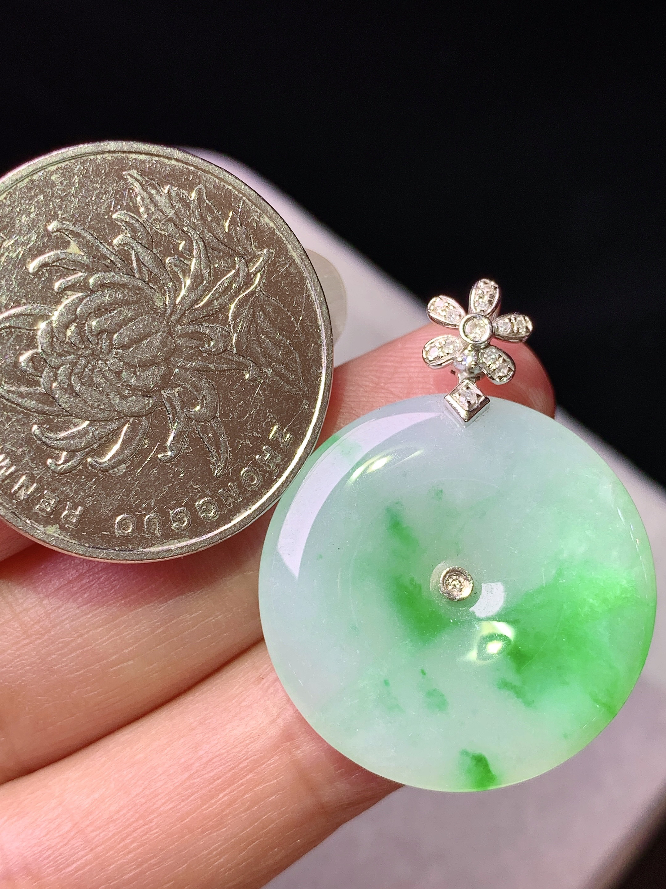 18k金钻镶嵌飘绿平安扣吊坠 玉质细腻 色泽艳丽清新 水润亮眼 整体尺寸31.2*24*3.8z1