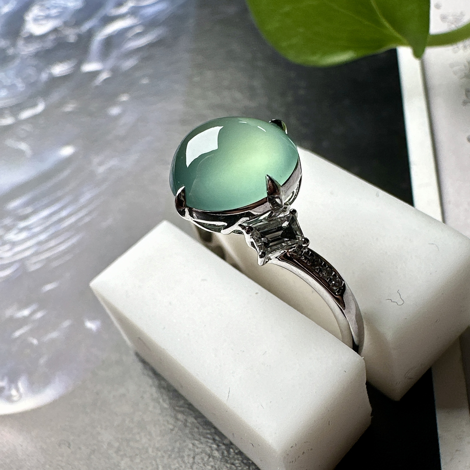 【冰种晴蓝蛋面戒指】质地细腻清爽，荧光感强烈，18K金钻镶嵌，裸石尺寸9*8.4*4.9毫米