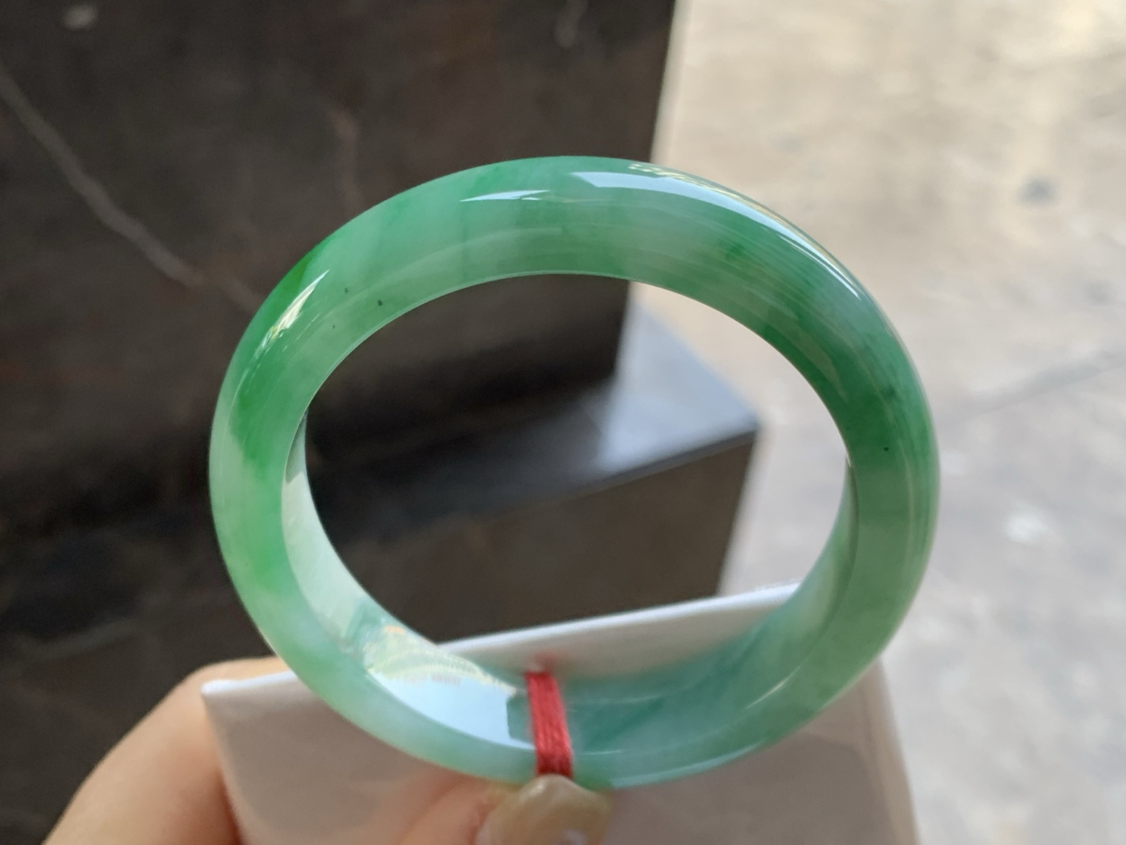 55-12.4-8.3

细糯带色手镯^_^底子细腻 绿色浓郁