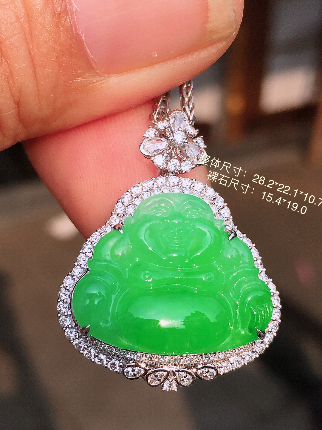 阳绿佛公吊坠，色泽均匀艳丽，玉质细腻，荧光感超
强，饱满圆润，尽显优雅气质，18k
金豪华镶嵌