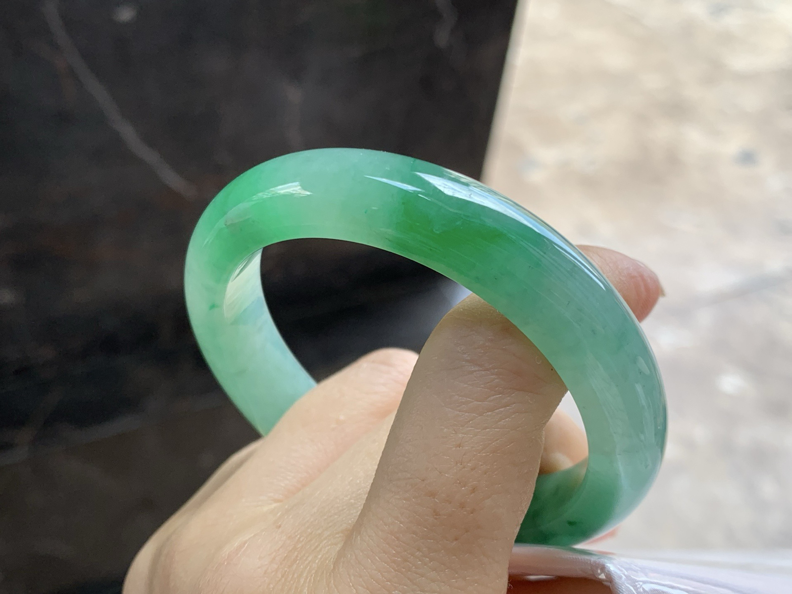 55-11.8-8.6

冰带色手镯^_^有种有色～绿色浓郁漂亮