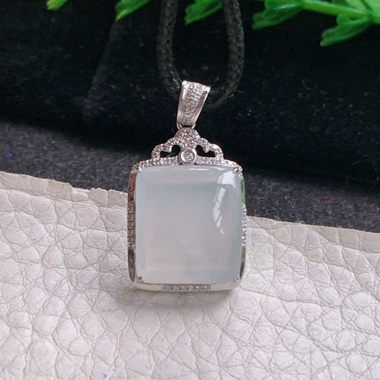 axm实拍26.3*14.8*6.8缅甸翡翠冰种无事牌小吊坠18k镶金平安锁骨坠