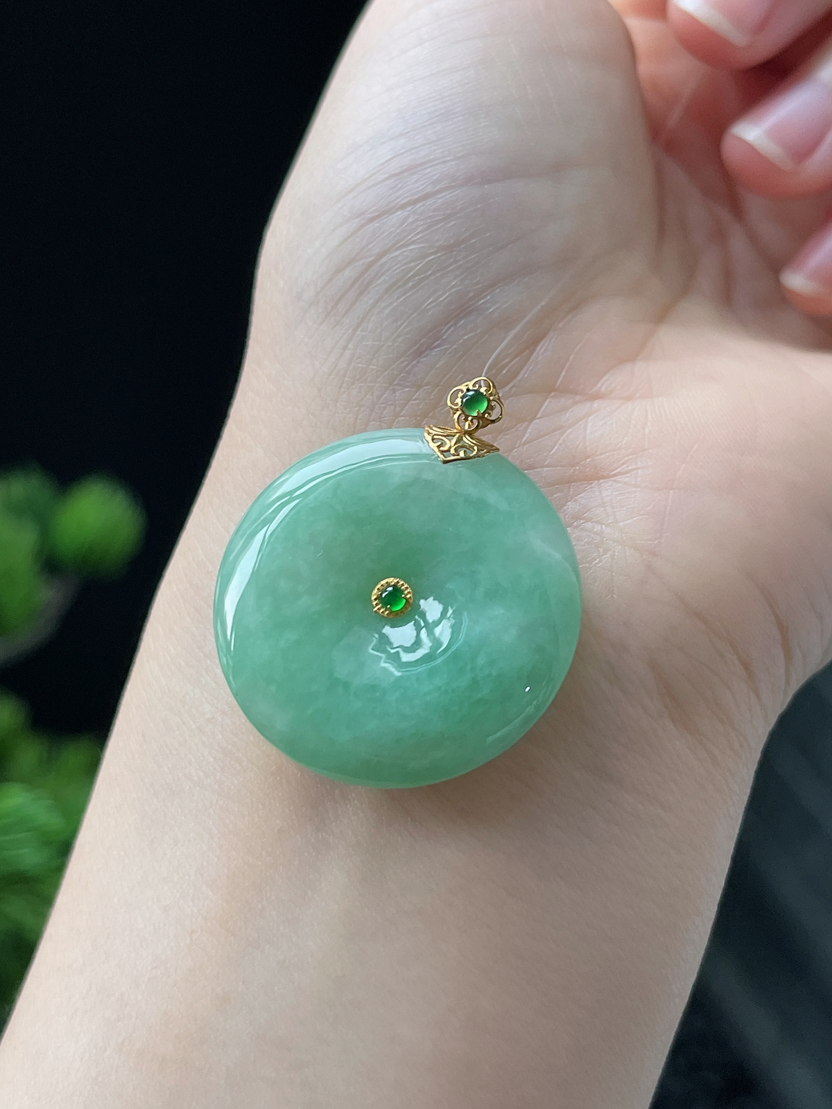 18k金 翡翠糯化种淡绿色甜绿平安扣