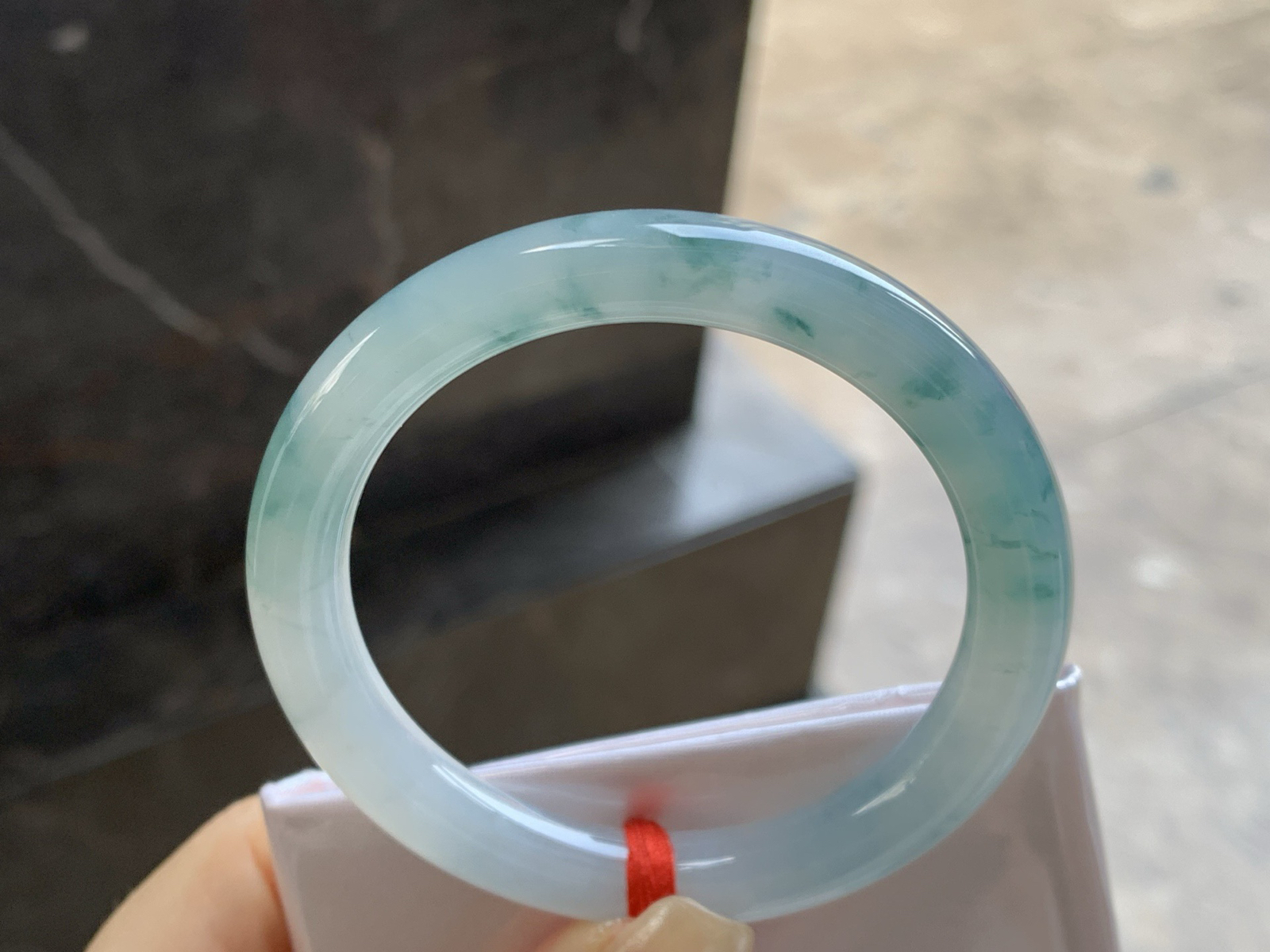 51-8.5-8.2
飘花圆条手镯^_^

底子细腻干净 飘花点缀