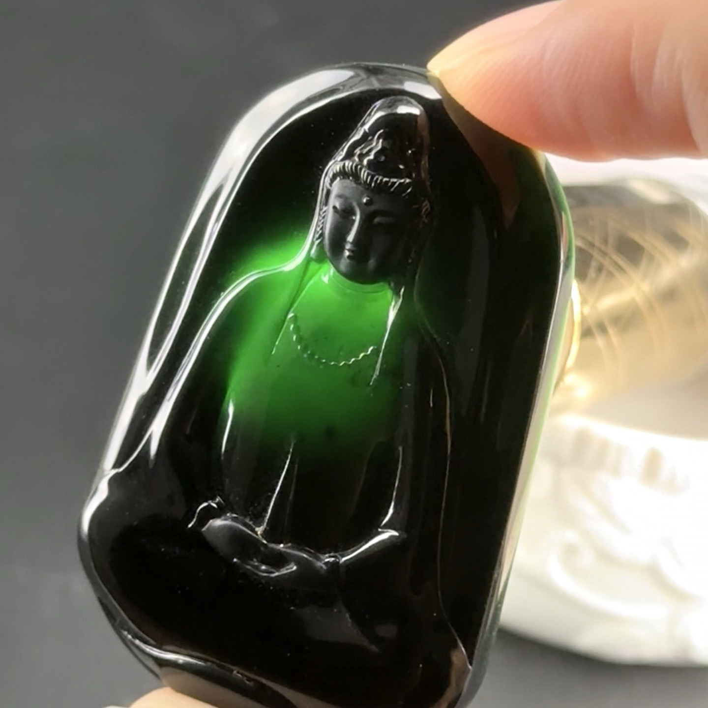 精品墨翠素衣观音 种好色正 黑度极好 打灯通透 油性十足 尺寸51.6