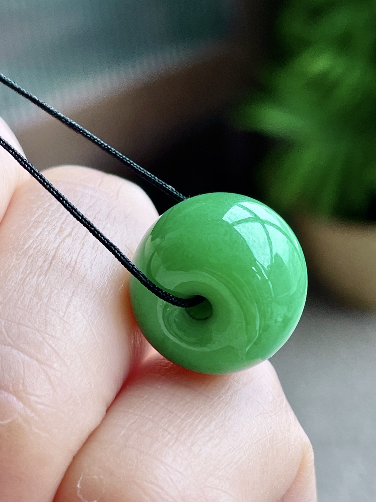 【裸石】冰阳绿路路通吊坠
【说明】缅料 性价比高  
【尺寸】15-12.4..