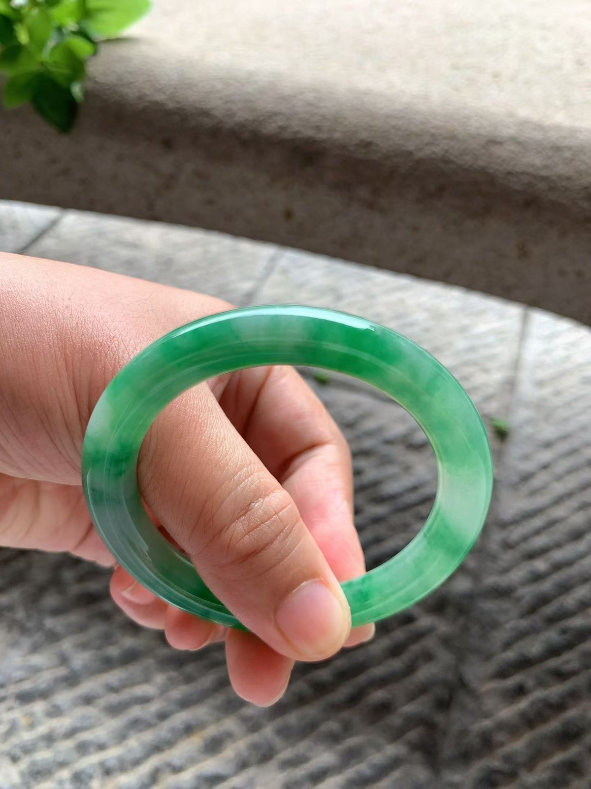 满绿圆条手镯尺寸53.8*9*9 底子细腻干净，通透水润，颜色鲜亮，上手耐看又显贵！