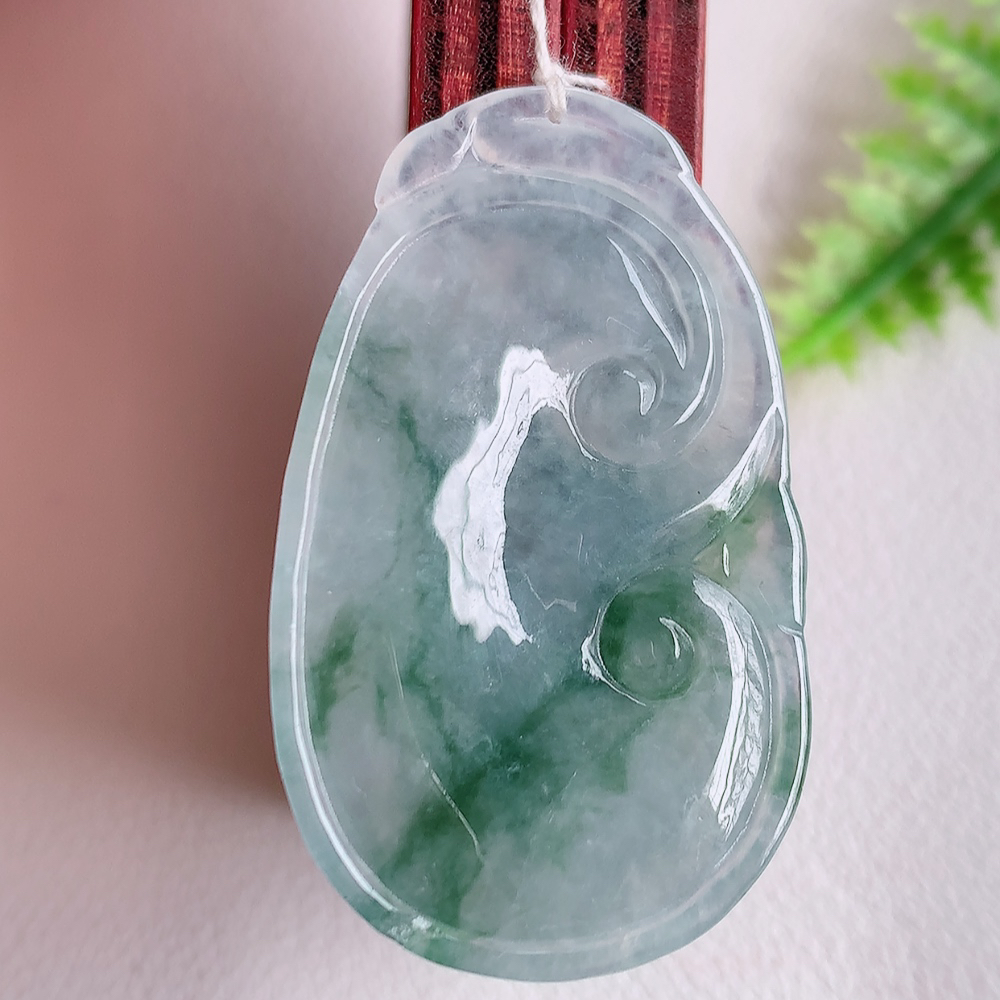 冰润飘花吉祥如意翡翠吊坠  寓意“万事如意，吉祥如意,福寿绵长 心想事成”饱满大气，通透水润  W1415.22尺寸：39.4-23.7-4.6mm