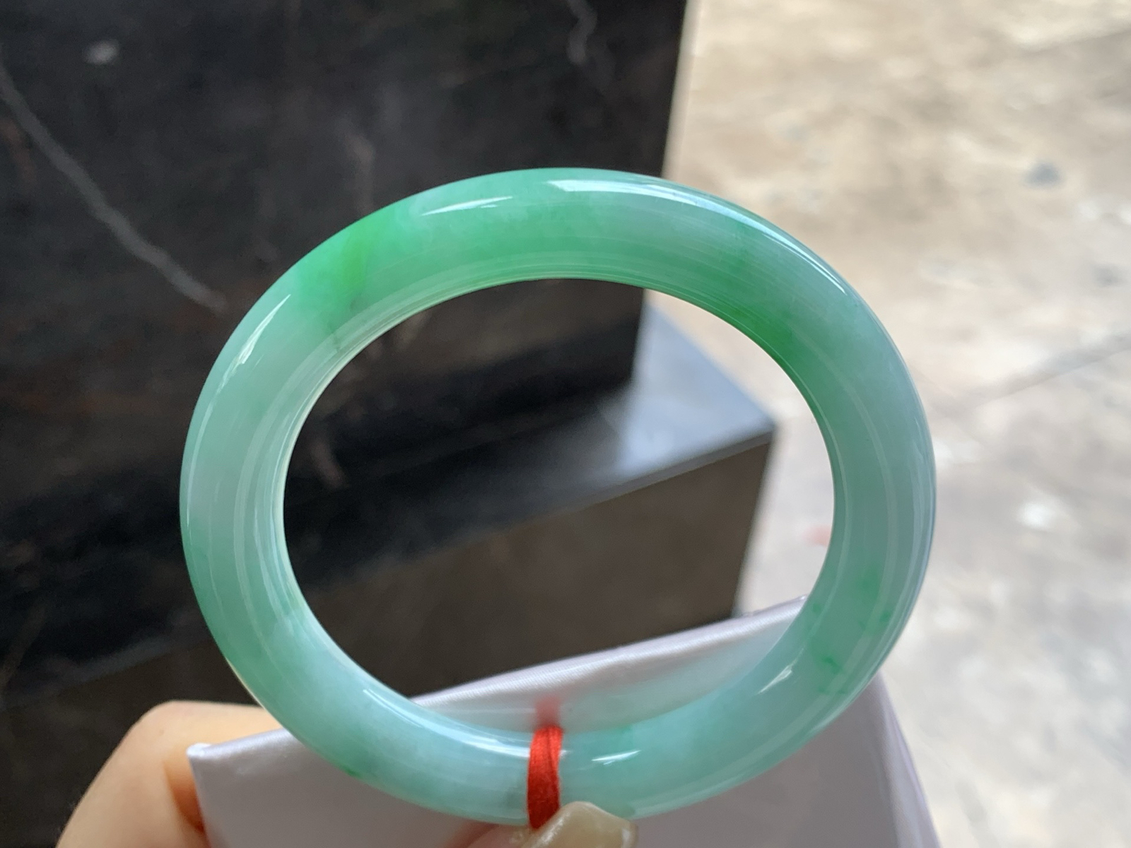 57-10.1

阳绿色圆条手镯^_^肉质细腻 绿色浓郁漂亮