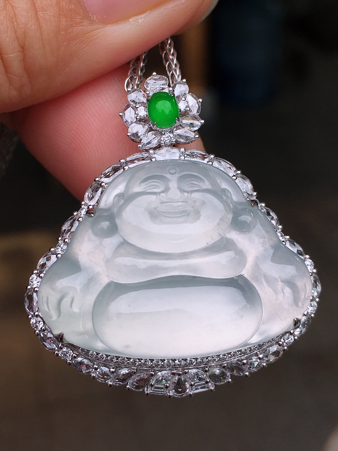 冰种佛公吊坠，玉质细腻，荧光感超
强，饱满圆润，尽显优雅气质，18k
金豪华镶嵌