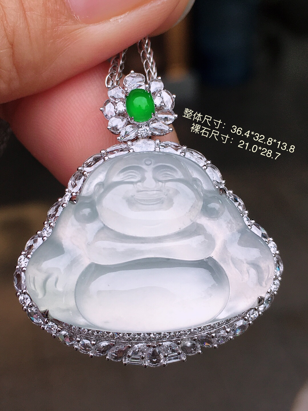 冰种佛公吊坠，玉质细腻，荧光感超
强，饱满圆润，尽显优雅气质，18k
金豪华镶嵌