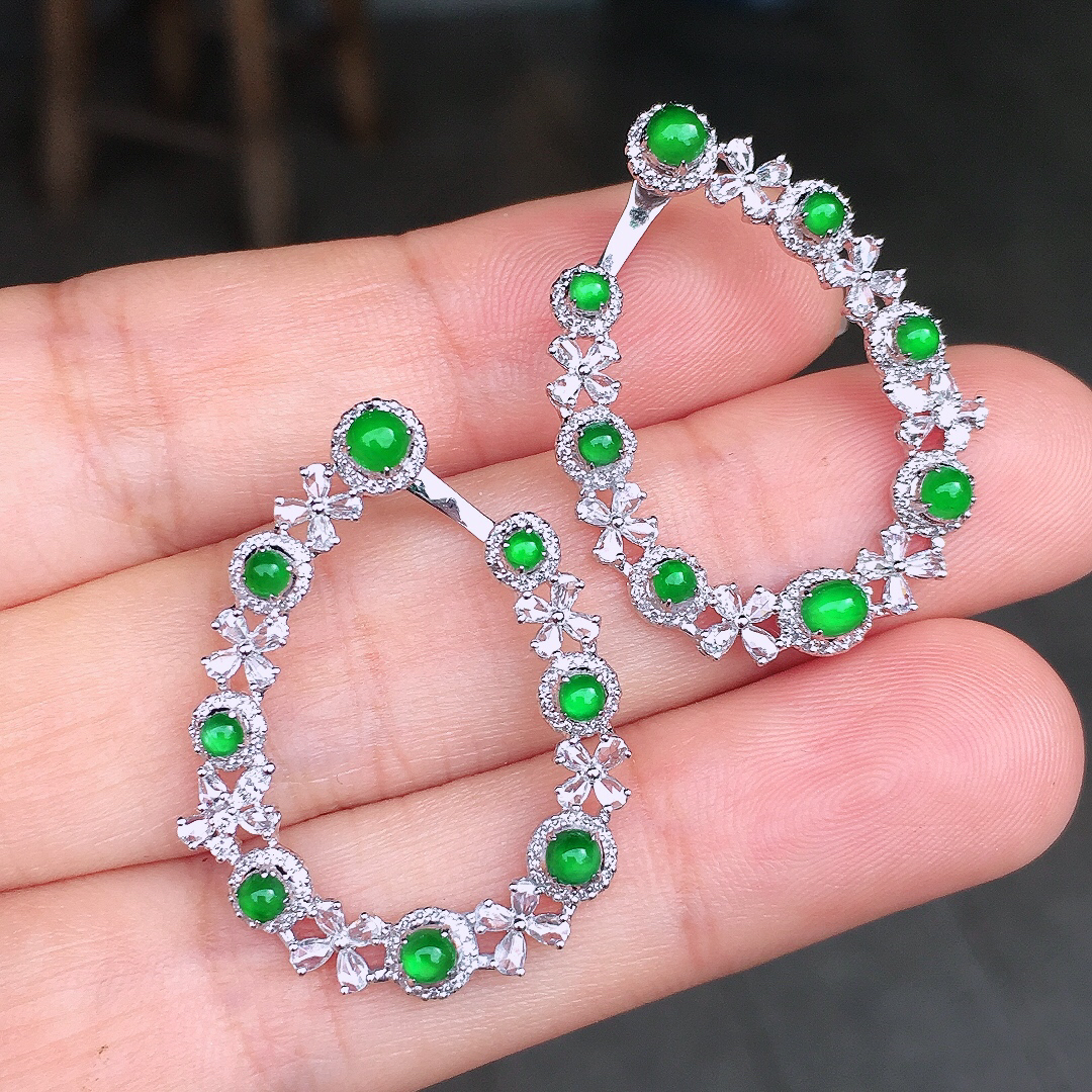 阳绿蛋面耳钉，色泽均匀艳丽，玉质细腻，荧光感超
强，饱满圆润，尽显优雅气质，18k
金豪华镶嵌