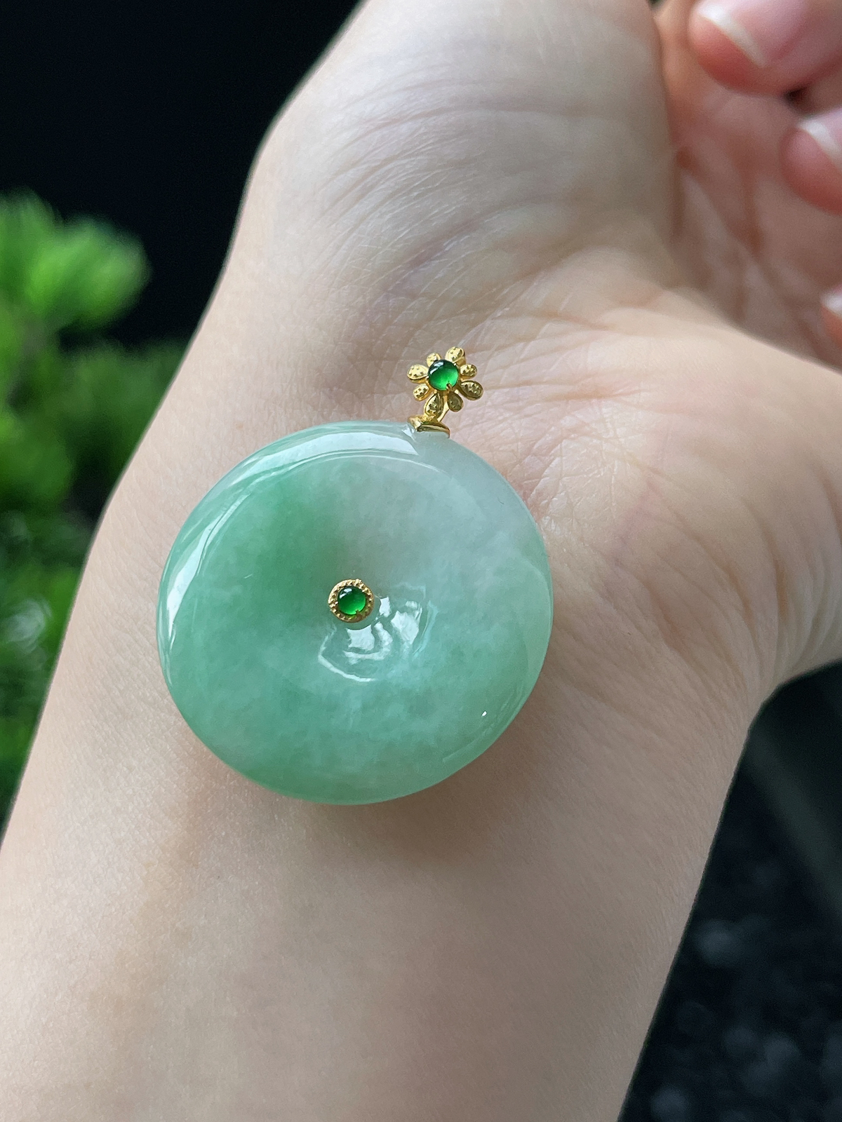 18k金 翡翠糯化种淡绿色甜绿平安扣