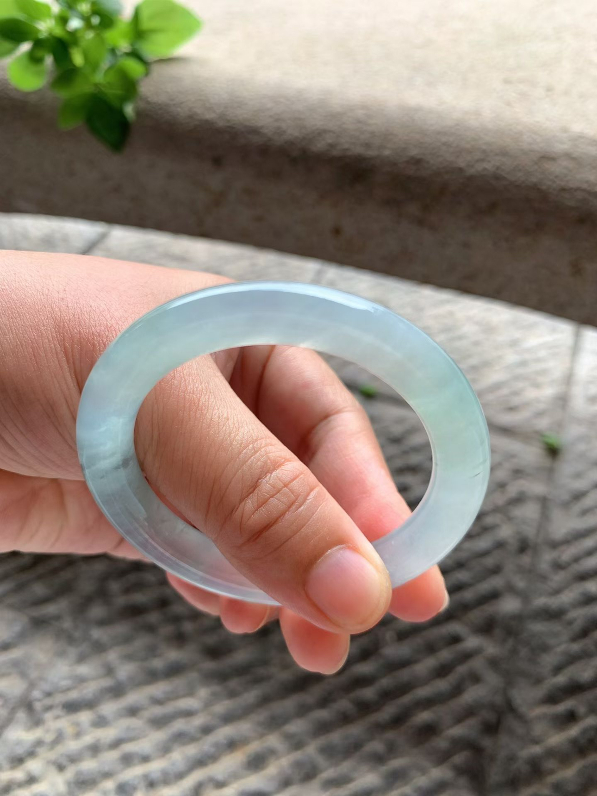 老坑淡晴底圆条手镯尺寸51*9*9.2 老坑种水，通体冰透，水足充盈，起光起胶，清新水灵！