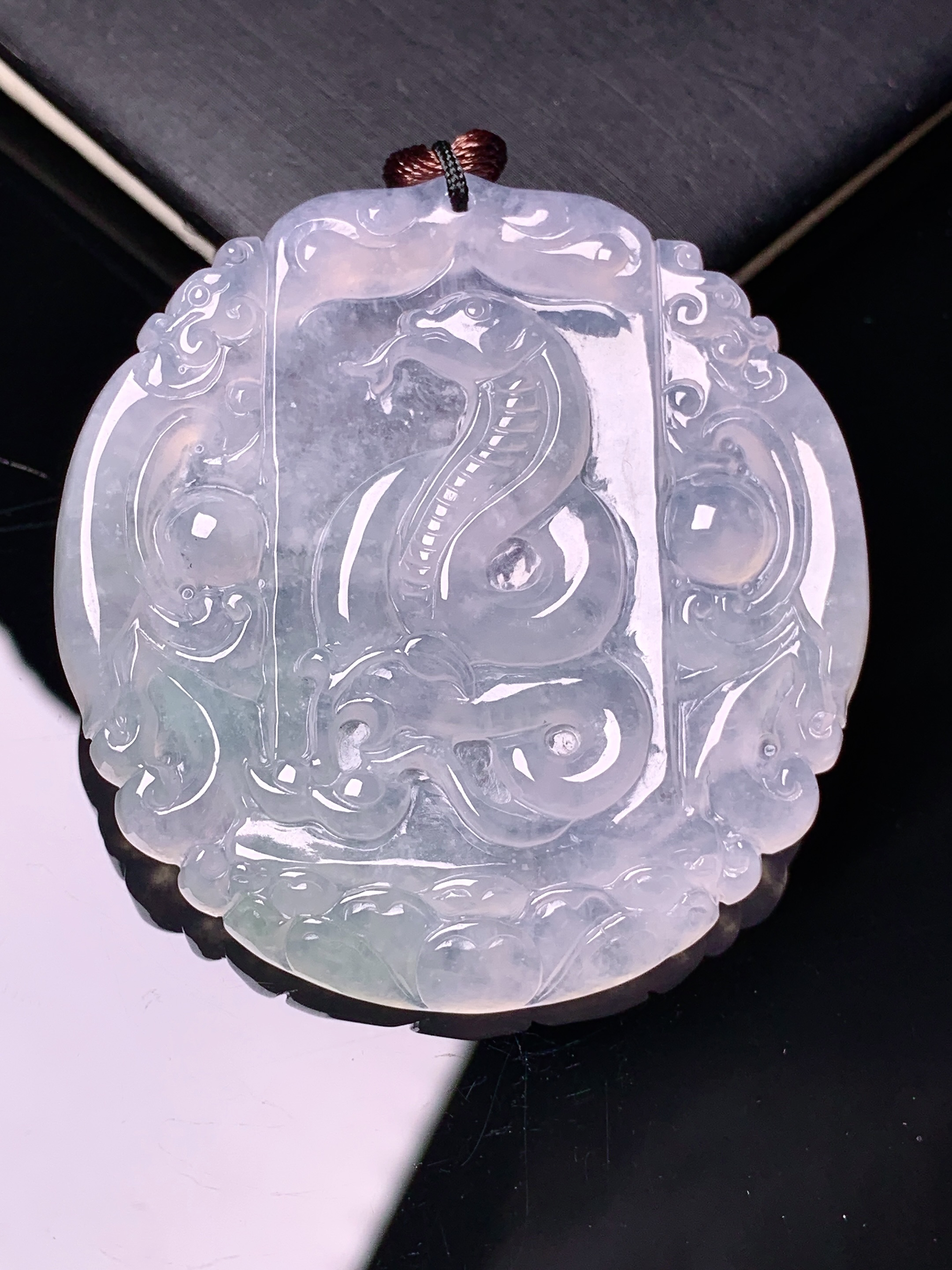 冰种生肖蛇吊坠 玉质细腻 色泽艳丽清新 水润亮眼 整体尺寸46*44*4.6b2