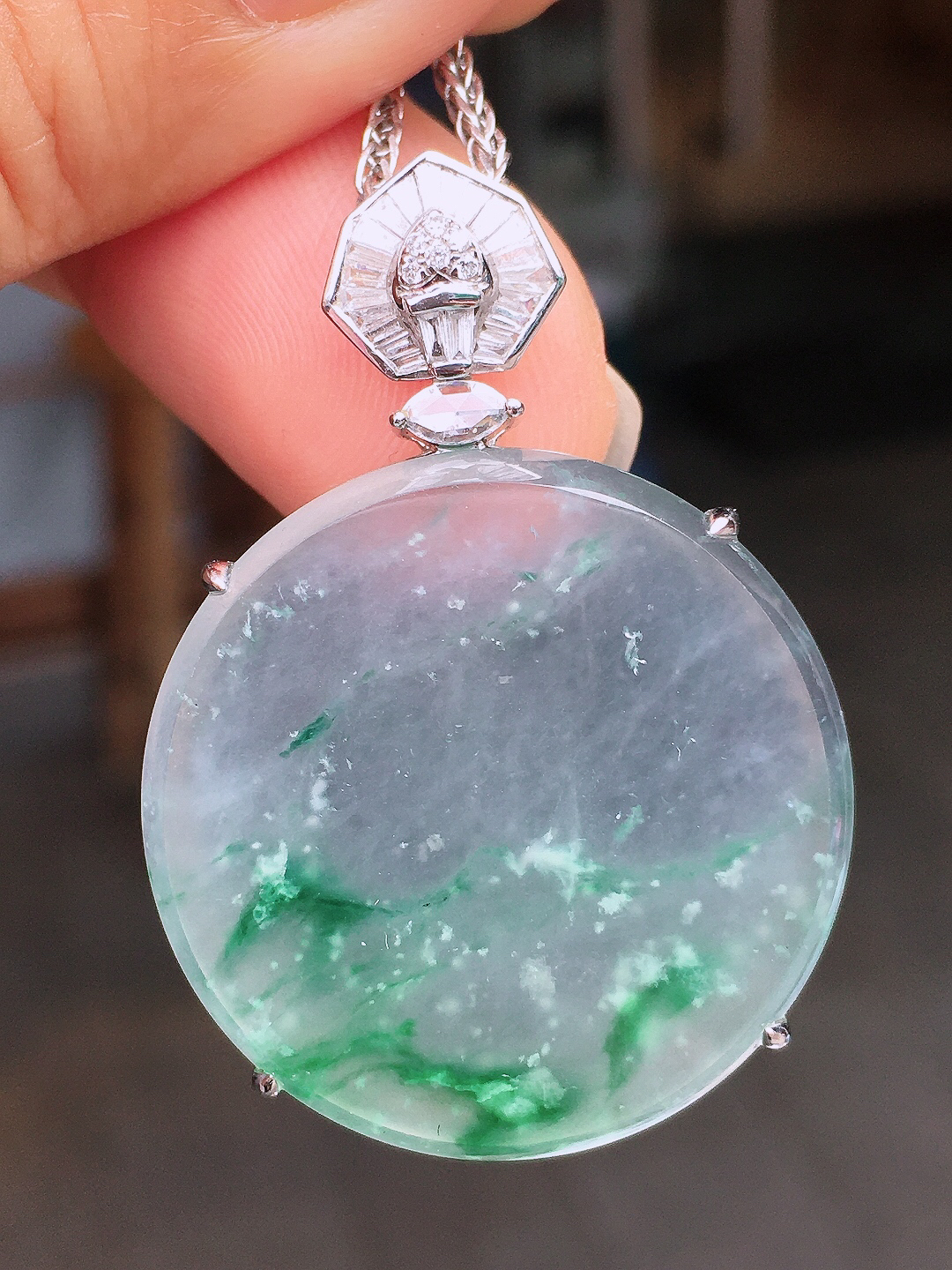 冰飘绿平安扣吊坠，色泽艳丽，玉质细腻，荧光感超
强，饱满圆润，尽显优雅气质，18k
金豪华镶嵌