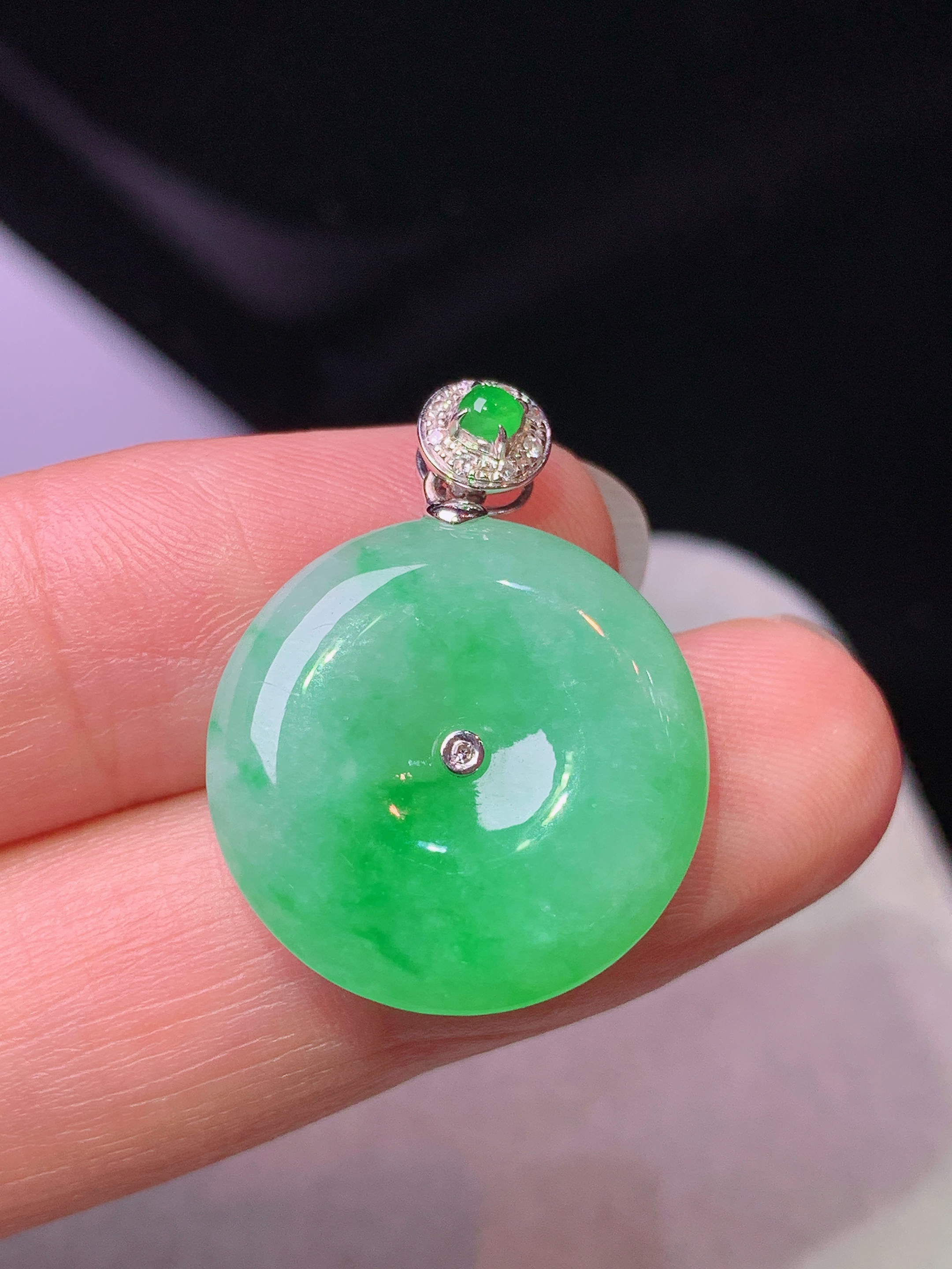 18k金钻镶嵌阳绿平安扣吊坠 玉质细腻 色泽艳丽清新 水润亮眼 整体尺寸25.2*19*5b2
